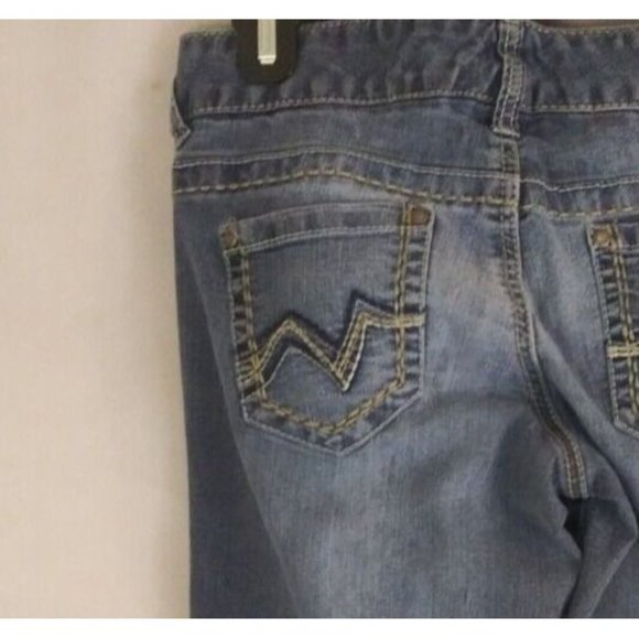 Maurices Women's Distressed Whiskered Embroidered Bootcut Jeans Size 3/4 Short - Picture 3 of 9